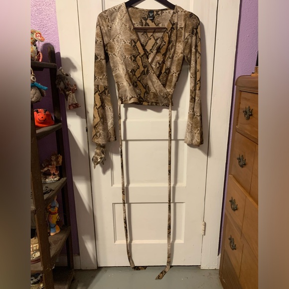 Windsor Rattlesnake Tie Around Flare Sleeve Crop Top - Picture 3 of 5